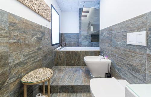 FLORIT FLATS - CATHEDRAL LUXURY TERRACE FLAT 2BR 2BA AC Wifi - Photo 18