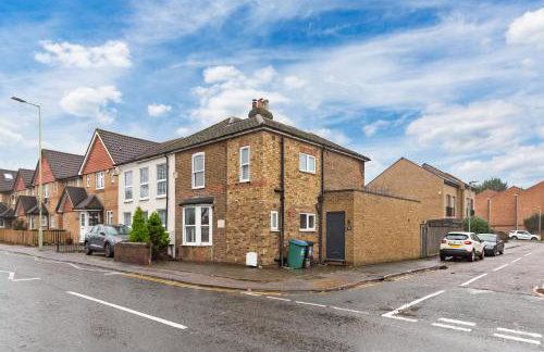 The Lumos House - 4 Bed Home w Parking near Harry Potter Studios - Foto 61