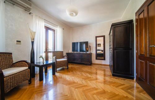 City Beach Villa with Pool and Sea View - Foto 8