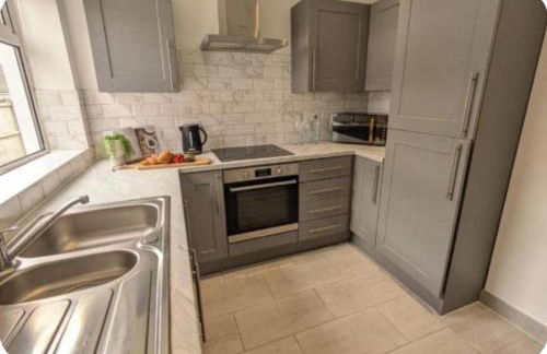 Spacious Bungalow in St Helens, 1-Min Drive to Carr Mill Bridge - Foto 13