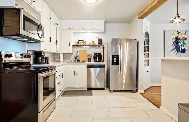 Modern Rustic 3 -bedroom 2 Bathrooms Carport - Photo 7