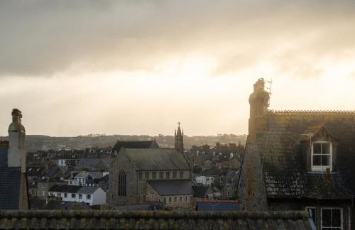 Large newly refurbished modern house, part sea views, south facing garden, parking - Photo 24