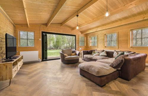 Countryside Cabin on 5 Acres Countryside with Outdoor Firepit, Cinema and converted Stables - Foto 8