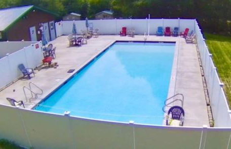 Comfortable Camping Cabins with View of the Cedar River for a Family Weekend Getaway - Foto 10