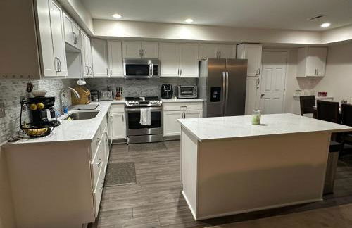 Whole House - HUGE, Modern & New Niagara Shoreline Home Rental - Foto 14
