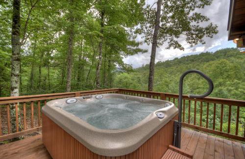 Ole Bear Paw Cabin - Cherry Log GA - Cozy Retreat, Stunning Views, Hot Tub, Outdoor Fire Pit, Porch Swing - Foto 1