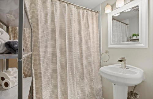 Charming 4BR with Private Patio and Historic Row Downtown - Foto 15