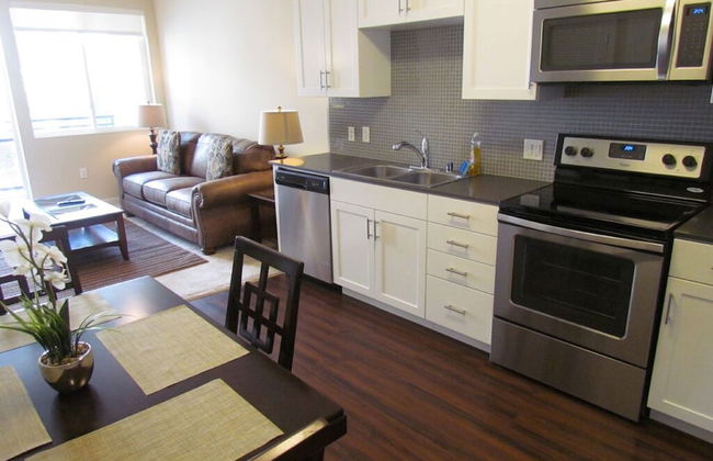 Apartment with Full Amenities - Miracle Mile - Photo 3