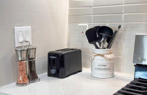 Bright & Spacious in Iconic LA Neighborhood Free parking - 10mins to Cedars - Photo 35