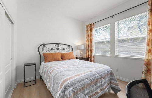 Spacious Luxury home in Gated Community with Resort Pool & Scenic Views - Photo 44