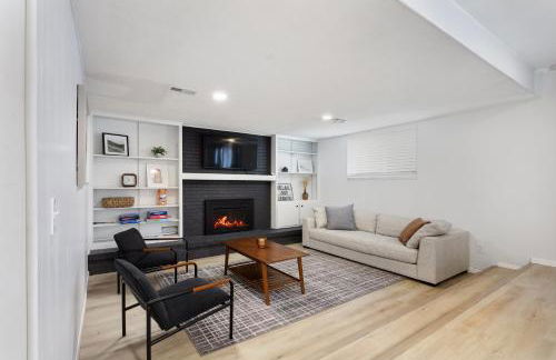 Spacious and Cozy 5 Bed 3 Bath Vacation House W 2 King 3 Queen! Sleep 12! 15Min to Red Rocks - Foto 48