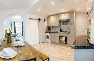 Amanah Properties - Elegant 4-Bedroom Home in Wembley with Parking, Perfect for Contractors - Foto 33