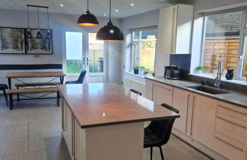 4 Bedroom Group Stay, 3 Bathrooms, Easy Parking - Photo 9