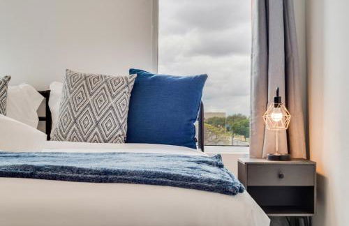 Metro View 2BR I Parking I King Bed I Workspace - Foto 13