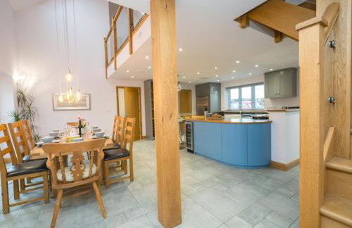 Modern 4-Bed Home Spacious & Comfortable - Pass the Keys - Foto 15