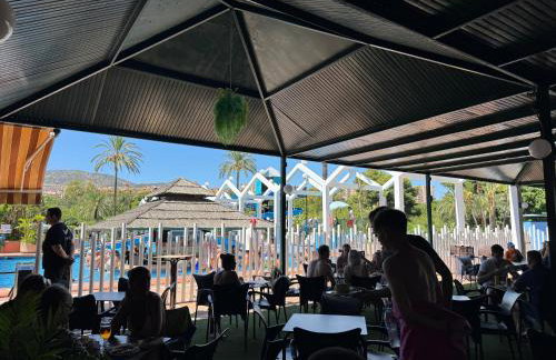 Benalbeach Beauty- Sunny studio with ocean views, balcony, and windows in every room - Foto 16