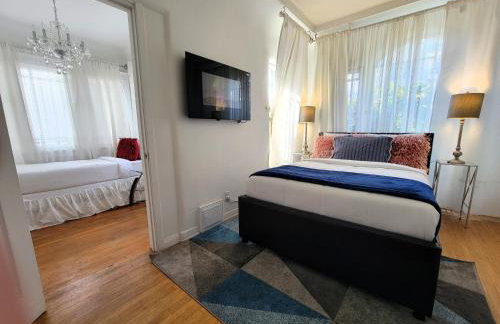 Spacious 5BR Private Home 5 minutes to Rodeo Drive with Hot Tub Spacious Backyard Parking - Foto 11