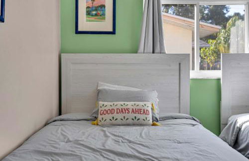 Four Bed Home with Pool Game Room Bar Near Beach - Foto 56