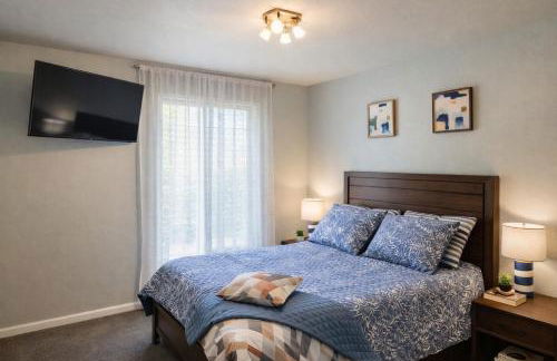 Vacation House, 2 Miles to Beach, Smart TVs, Grill - Foto 6