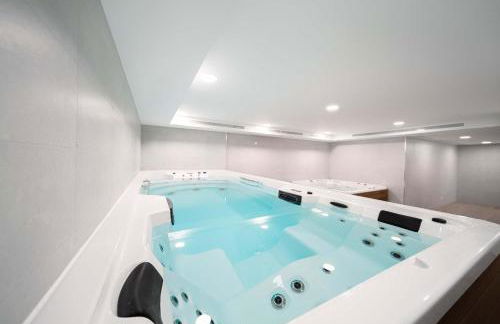 Casa Sol Luxury Rooftop Penthouse Gym Spa Pools - Photo 37