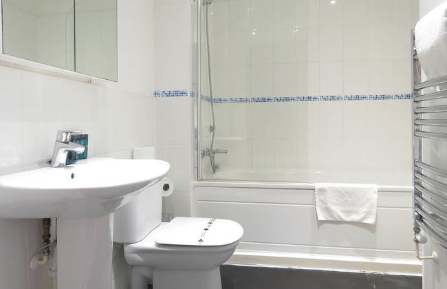 Tudors eSuites Park Central Townhouse Garden and Parking - Foto 18