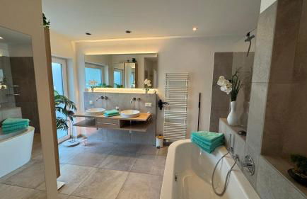 Exklusives Architektenhaus, Pool und Privateinfahrt - Foto 11