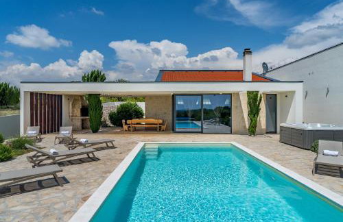 Luxury Spa Villa w Heated Pool, Jacuzzi & Sauna - Photo 57