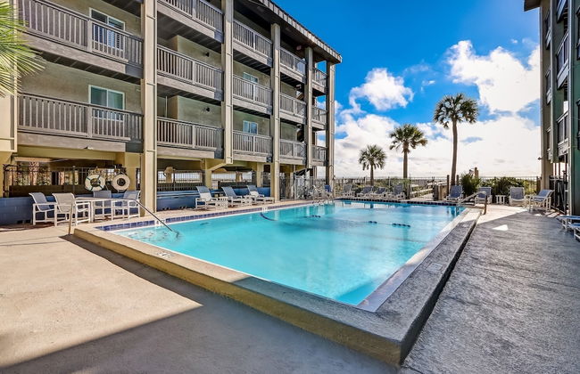 Newly Remodeled Oceanfront Condo with Salt Water Pool and Private Walkway to Beach by RedAwning - Foto 17