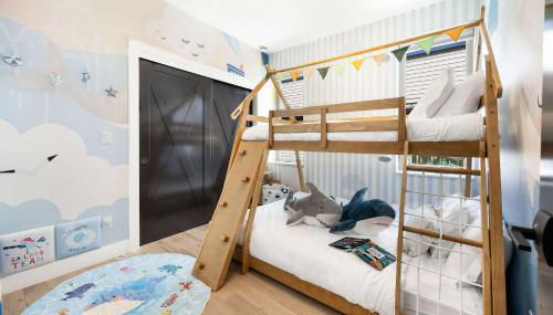 Ocean-Inspired 3B Modern Retreat w Kids Room - Foto 4