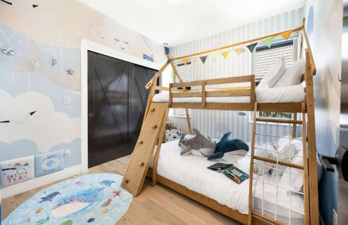 Ocean-Inspired 3B Modern Retreat w Kids Room - Foto 4