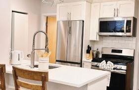 Spacious 3B2B Downtown Apt, Kitchen and Laundry, Walk to PPAC & Convention Center - Foto 6