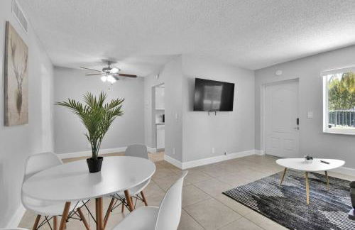 Stylish Hideaway Pool Downtown Boca - Photo 4