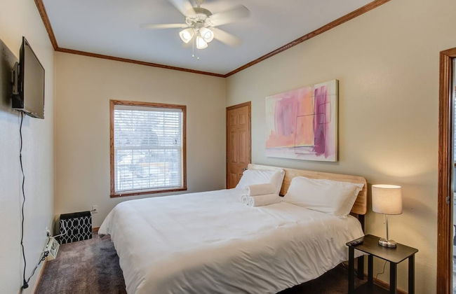 Pet-friendly 4 BR Family Stay Near Downtown - Foto 13