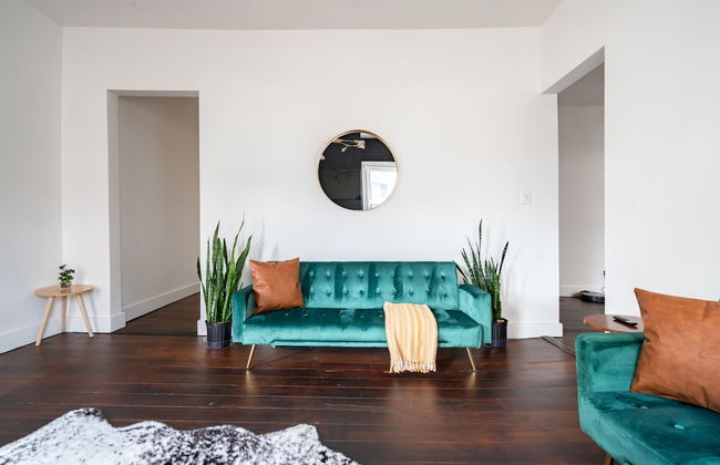 NEW Luxe Pet Friendly Free Parking Downtown - Foto 48