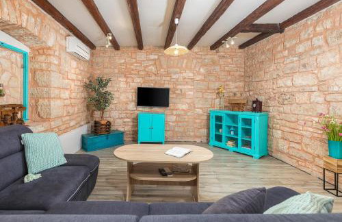 Lovely House Kristina with a pool - Photo 38