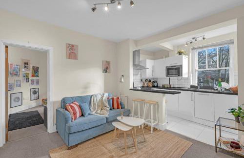 Designer 1-Bed Flat, 1-Min to Tube, Fast Central London Access - Foto 3