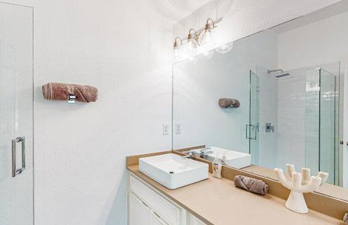 Beautiful dog-friendly home with fireplace, large yard, hammock, W/D, and AC - Foto 19