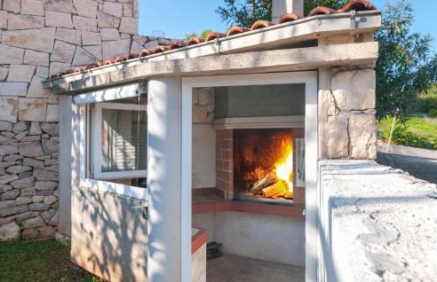 1 Bedroom Nice Apartment In Splitska - Photo 11