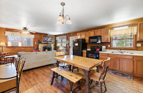 Charming Modern Cabin with Hiking Trails and Fire Pit - Foto 6