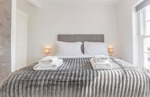 4-Bedroom Seafront House in Southend Sea Views - Pass the Keys - Foto 29