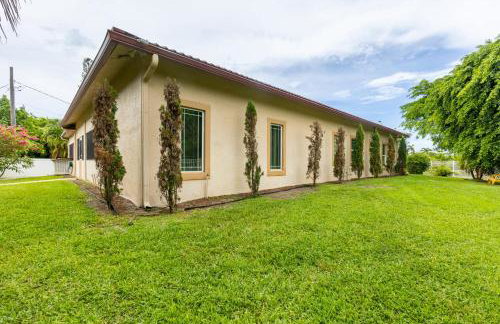 Chill & Spacious 3BR - Beaches & Backyard Fun - Foto 40