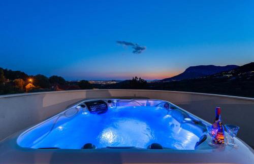 VILLA CVITA is a modern 5-bedroom villa with a Jacuzzi, a Gym and Finnish Sauna, a heated pool, and amazing views - Foto 44