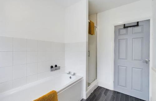 Cliff House By RMR Accommodations - NEW - Sleeps 8 - Modern - Parking - Foto 24