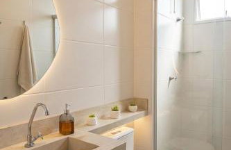 Apartamento novo com piscina 2 quartos self check-in perto do shopping - Foto 18