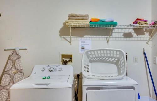 Spacious 2 en-suite BR, pool & spa retreat - Foto 16