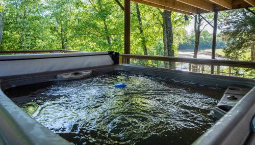 River Lodge Escape with Hot Tub - Foto 2