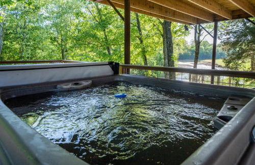 River Lodge Escape with Hot Tub - Foto 2