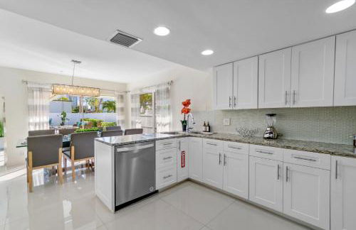 Beach Lux - Heated Pool with Infinity Spa, Cabana, BBQ, Golden Tee - Walk to Beach - by Maven Vacation Rentals - Foto 10