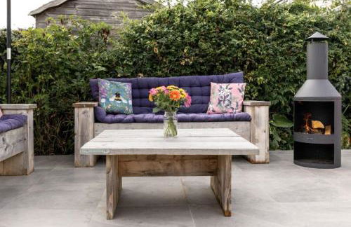 Stylish 2 bed pet-friendly coastal retreat - Foto 27