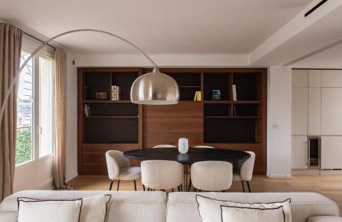 Montaigne - Sunlit Corner Penthouse with Balcony - Photo 20